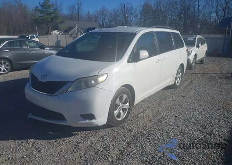 2012 Toyota Sienna Le V6 8 Passenger z USA, uszkodzony, nr VIN 5TDKK3DC8CS207634